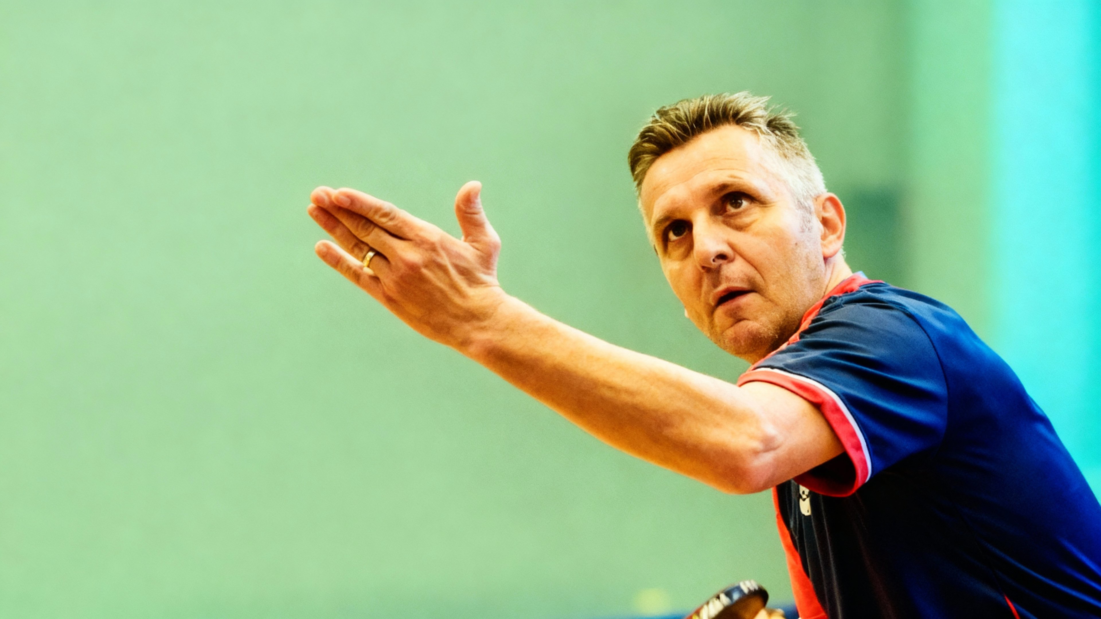 Marko Habijanec, glavni trener HSTK Velika Gorica, ispružene ruke u dvorani.